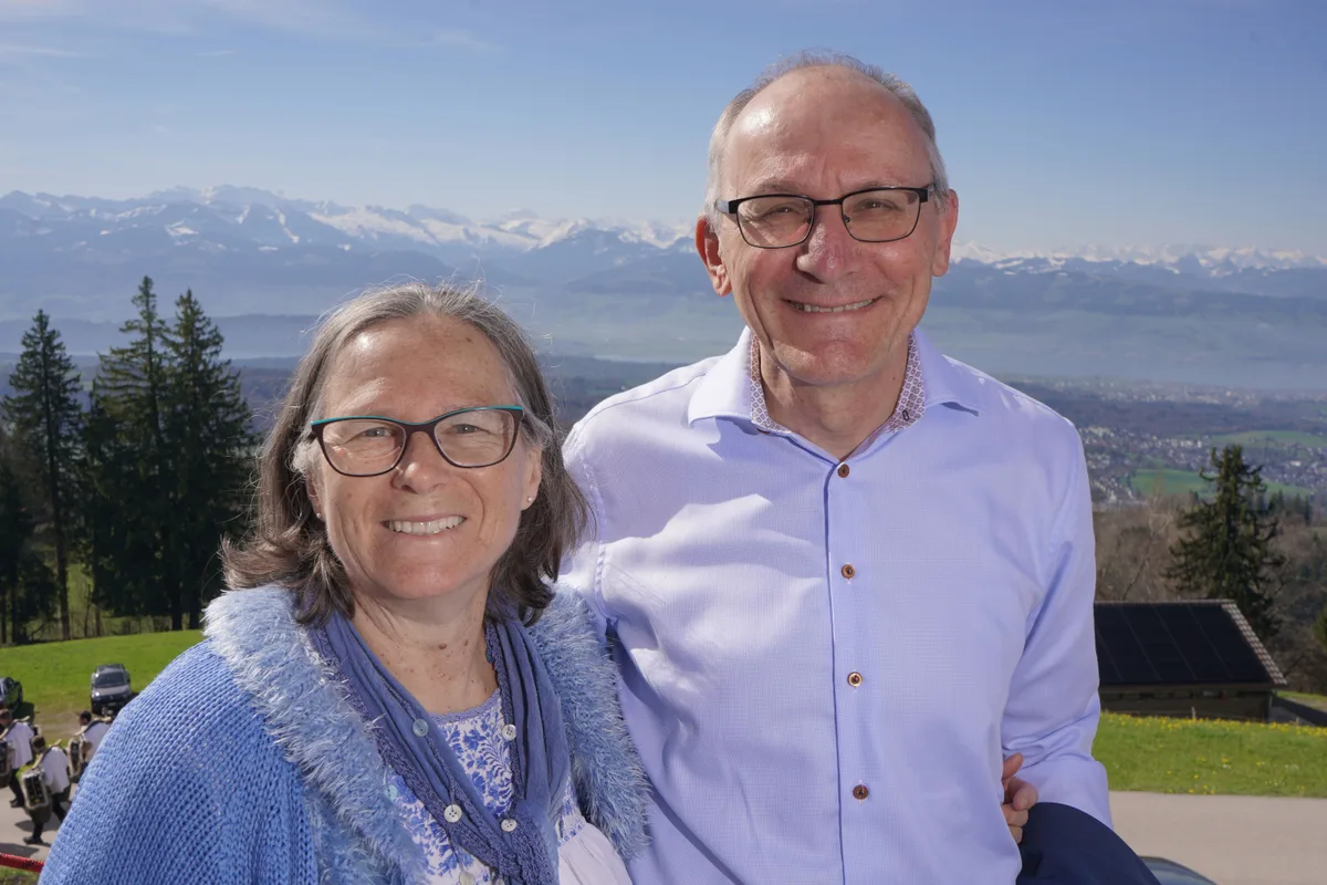 Katrin und Rolf Rüegg aus Seegräben haben eine familiäre Bindung an den Bachtel. Katrin und Rolf Rüegg aus Seegräben stehen auf dem bachtel.